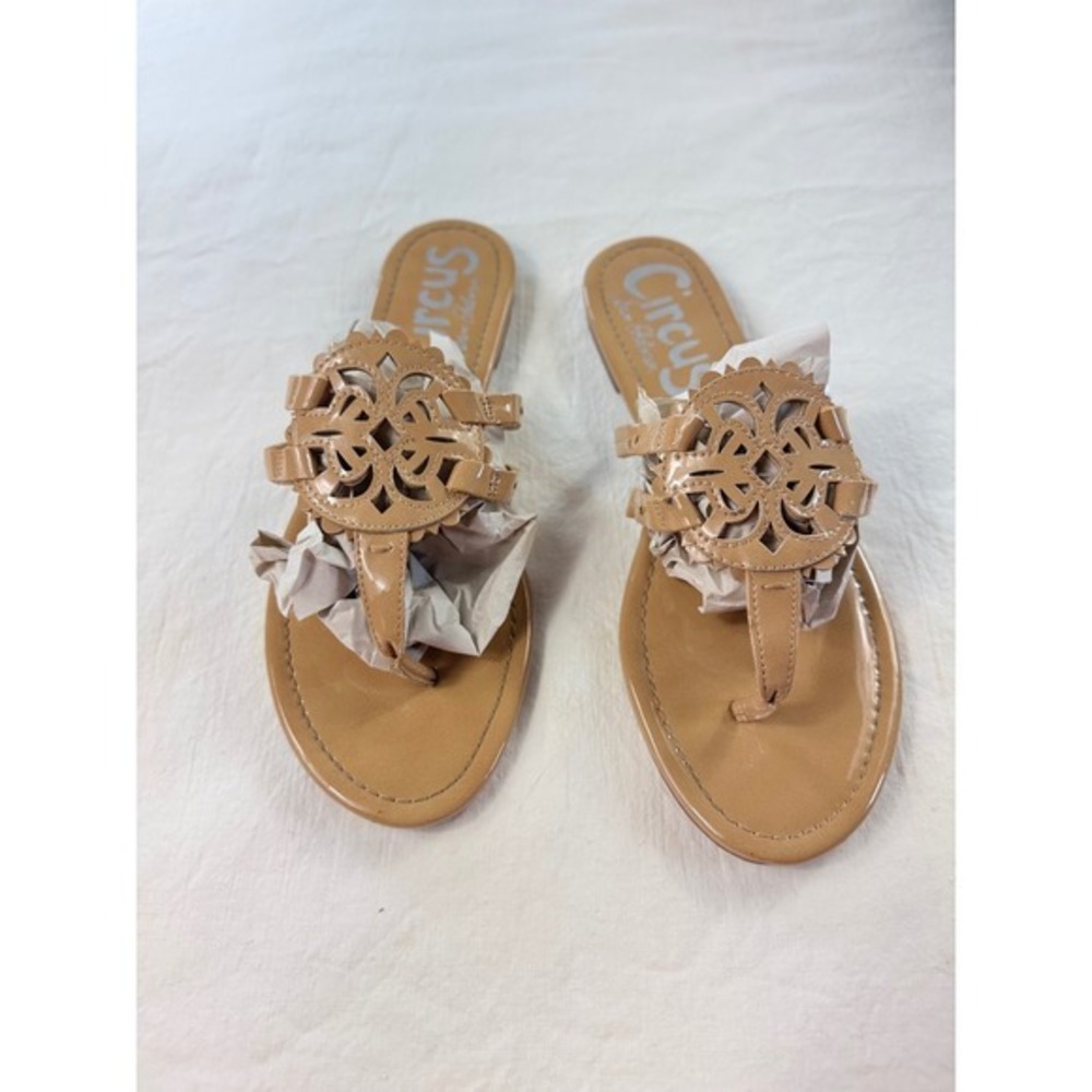 Circus by Sam Edelman Cherry Tan Patent Medallion Thong Flat Sandals Mens 9.5M - Picture 1 of 6